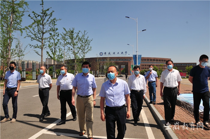 学校领导同志深入学生返校一线