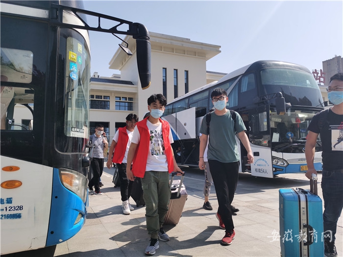 在淮南站迎接返校学生