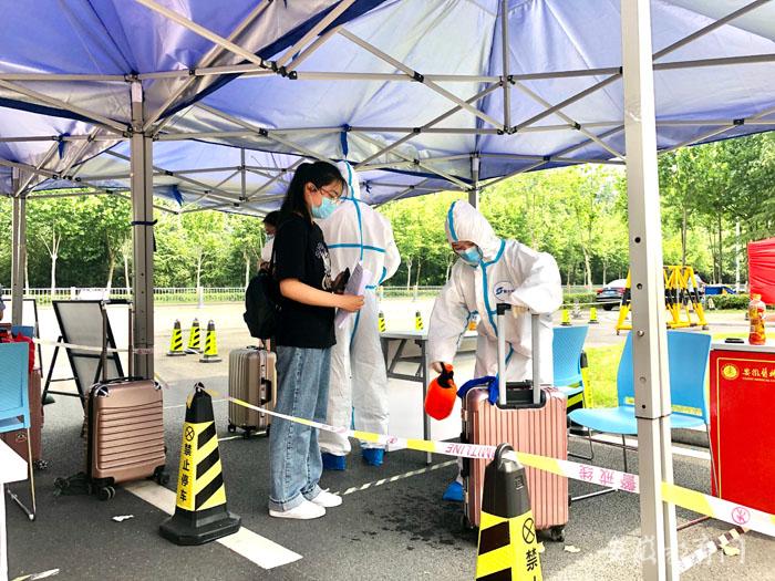 安徽医科大学临床医学院组建青年师生志愿服务工作队迎接首批返校学生(图1)