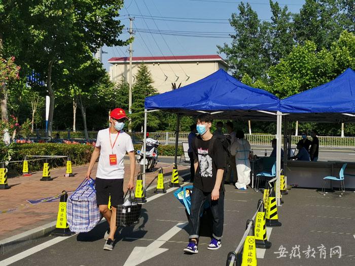 安徽医科大学临床医学院组建青年师生志愿服务工作队迎接首批返校学生(图2)