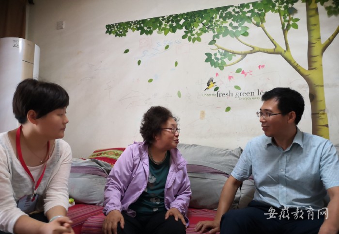 凝聚统战向心力 画好发展同心圆 阜阳师范大学走访慰问退休党外教师代表(图1)