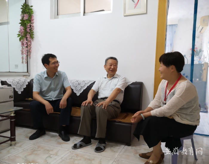 凝聚统战向心力 画好发展同心圆 阜阳师范大学走访慰问退休党外教师代表(图2)