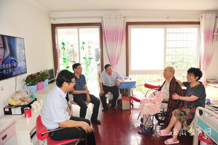 宿州学院“七一”前夕看望慰问老干部老党员(图1)