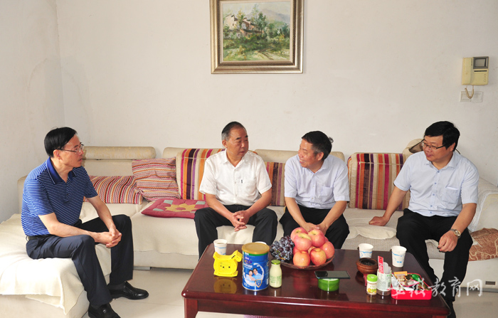 宿州学院“七一”前夕看望慰问老干部老党员(图2)