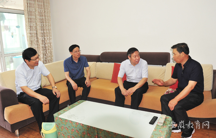 宿州学院“七一”前夕看望慰问老干部老党员(图3)