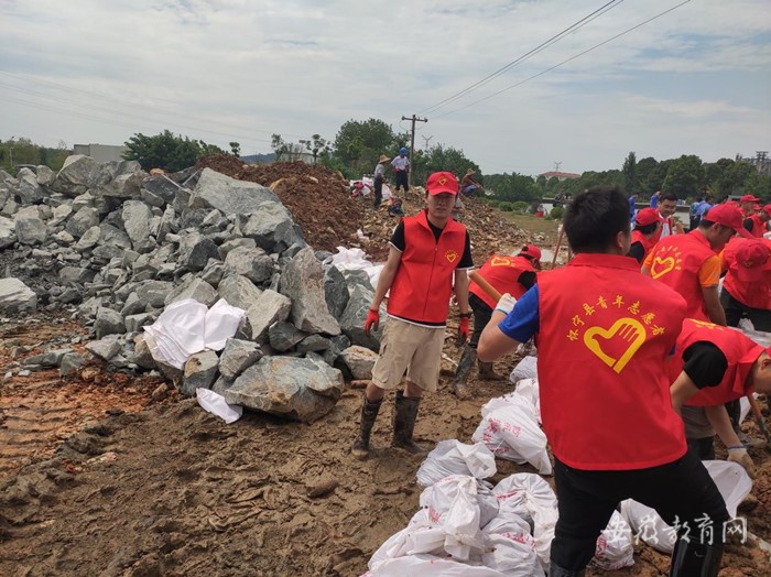 闻“汛”而动 安庆师范大学学生党员冲锋抗汛抢险一线1.jpg