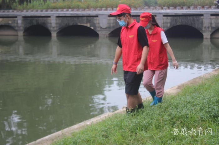 闻“汛”而动 安庆师范大学学生党员冲锋抗汛抢险一线3.jpg