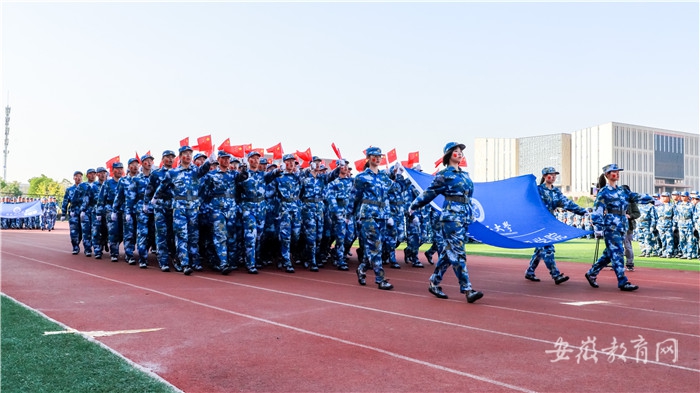 安徽理工大学举行2020级学生总结表彰暨军训汇报表演(图2)