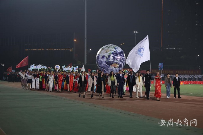 8.安徽师范大学校运会地理与旅游学院方队.jpg